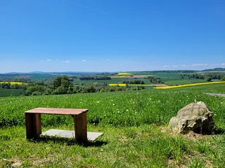 Sitzbank vor kurhessischer Landschaft
