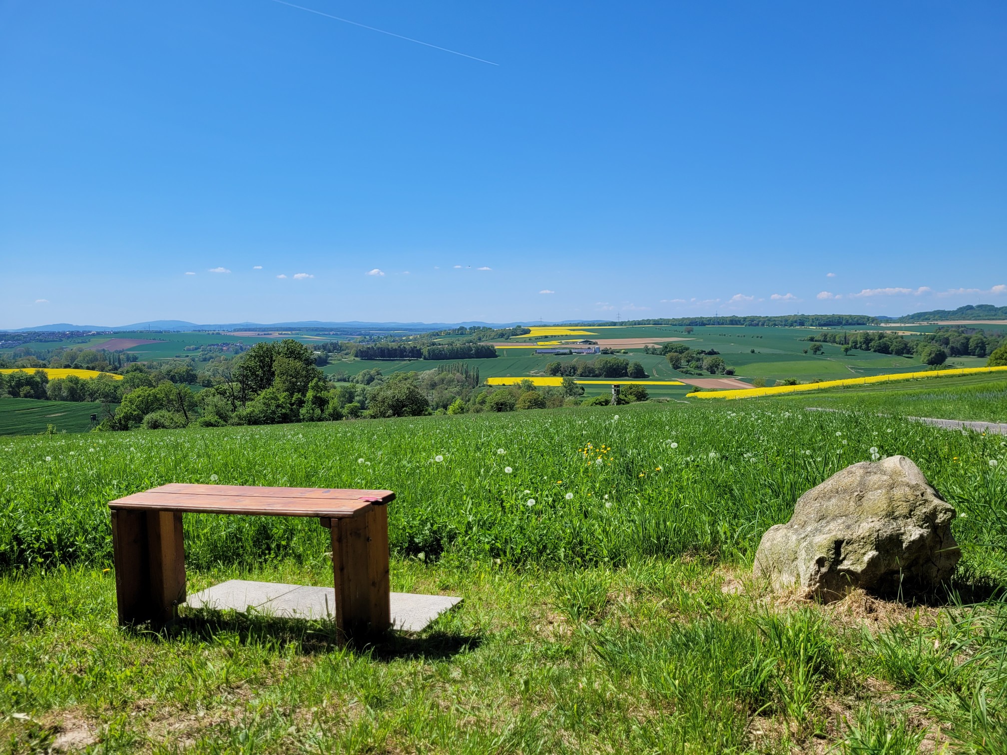 Sitzbank vor kurhessischer Landschaft